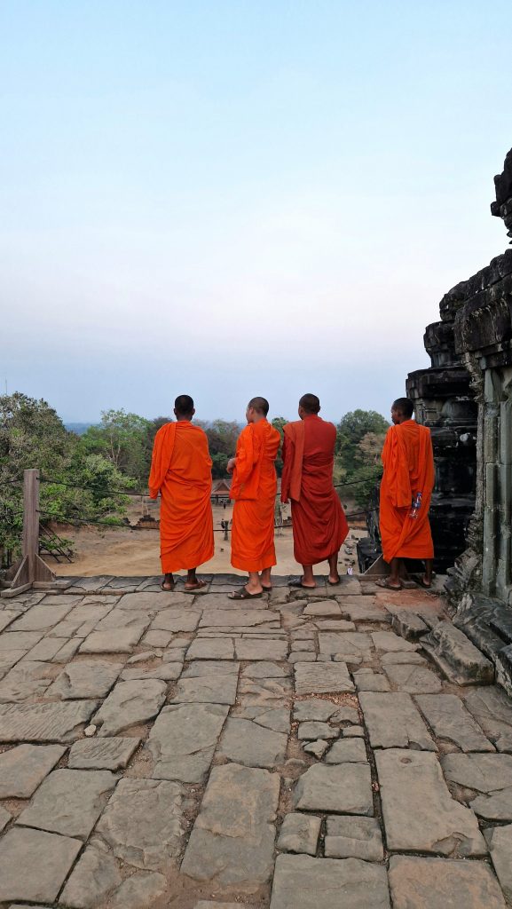 Mönche beim Sunset auf Phnom Bakheng Angkor 
