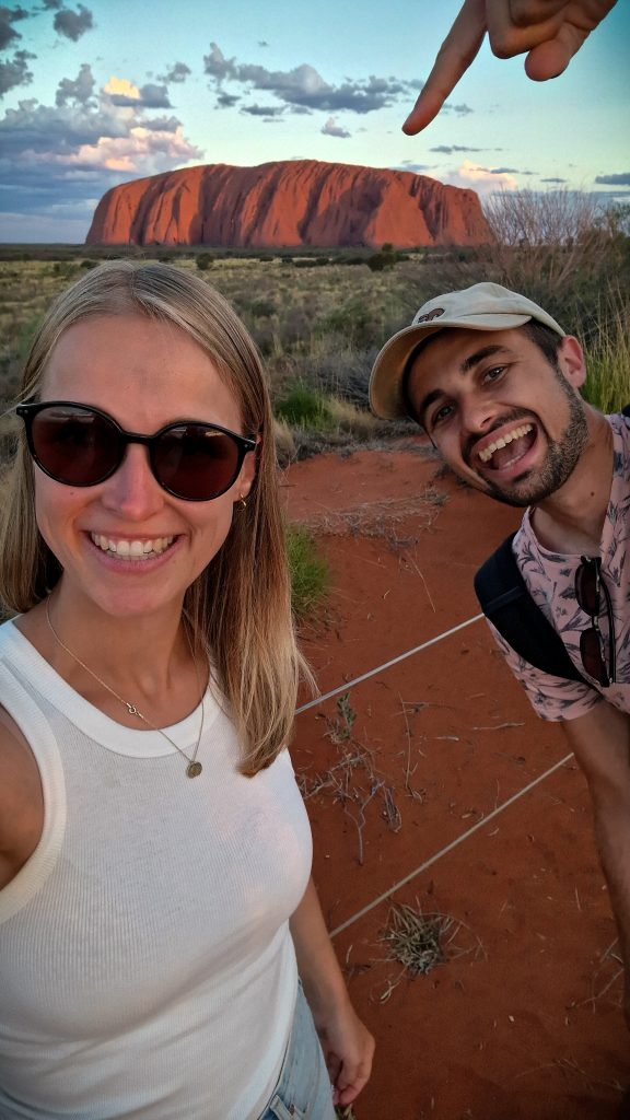 Selfie von Lena und Philippe im Outback mit dem Uluru im Hintergrund