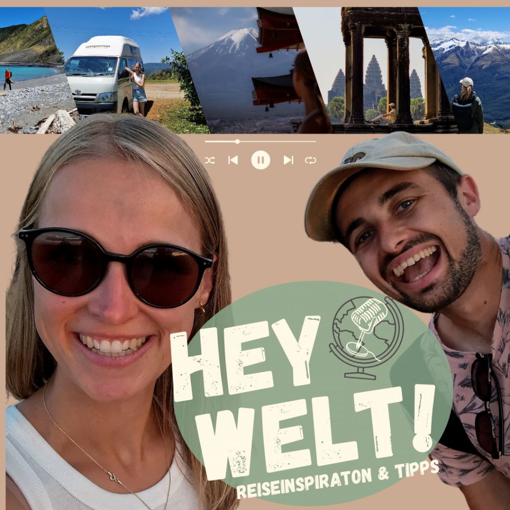 Hey Welt der Reisepodcast Titelbild. Lena und Philippe Lächeln. Im Hintergrund Bilder der Reisen: Philippe an der Steinküste NEuseelands, Lena lehnt an einem Campervan, Lena blickt auf den schneebedeckten Gipfel des Mount Fuji in Japan, Philippe vor den drei Türmen von Angkor Wat in Kambodscha