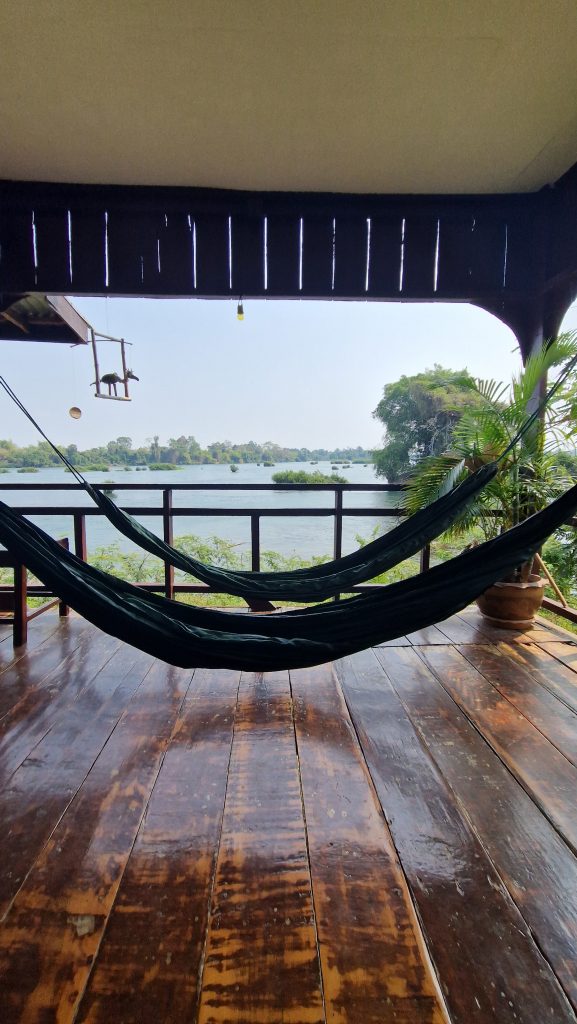 Entspannen mit Blick auf Wasser, Don Det, Laos
