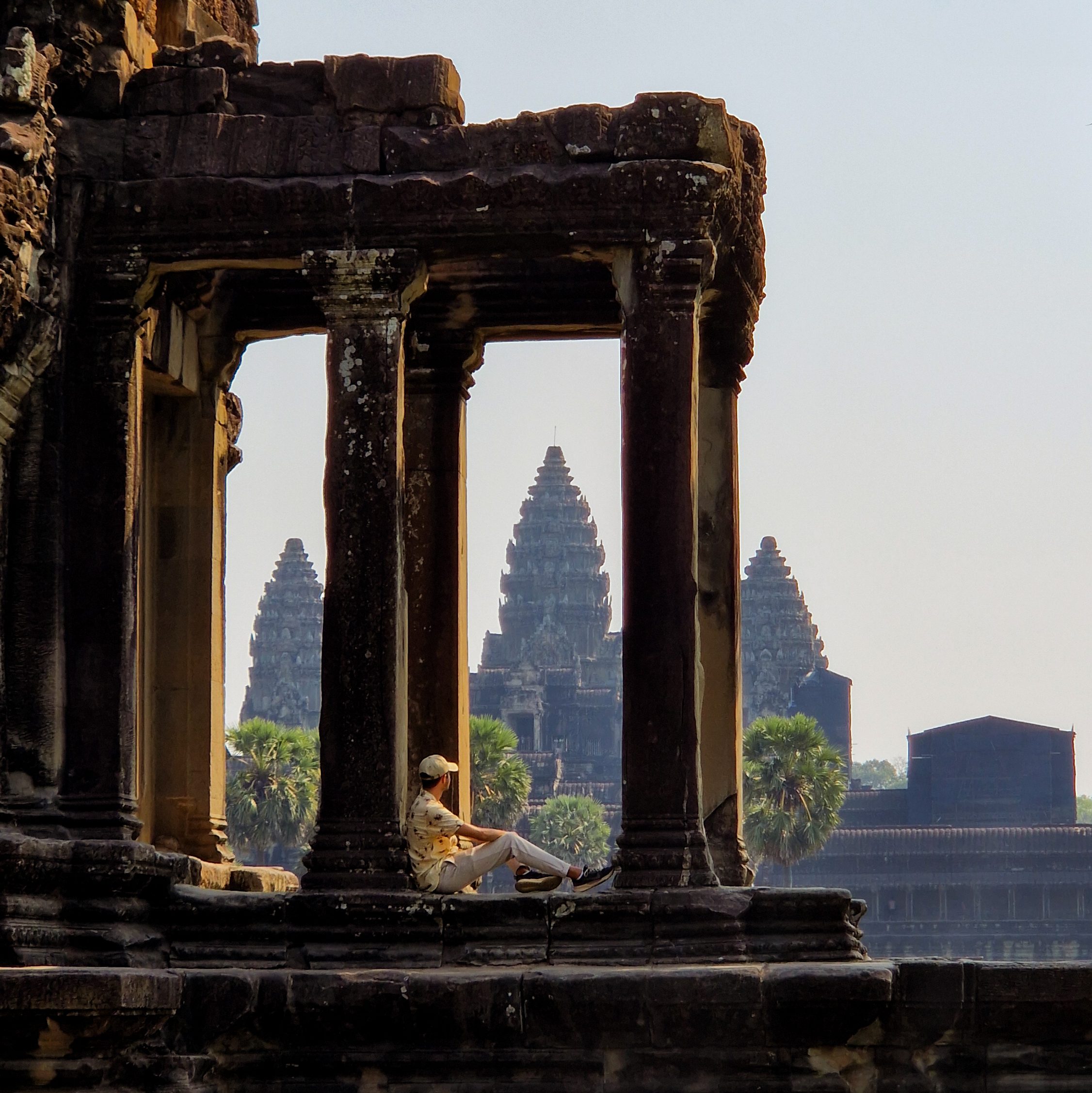 Blick auf Angkor Wat durch die Säulen der Southern Library