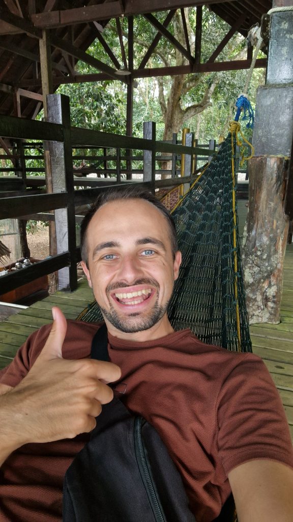 Entspannen in der Hängematte zwischen den Safaris auf dem Kinabatangan River, Borneo, Malaysia