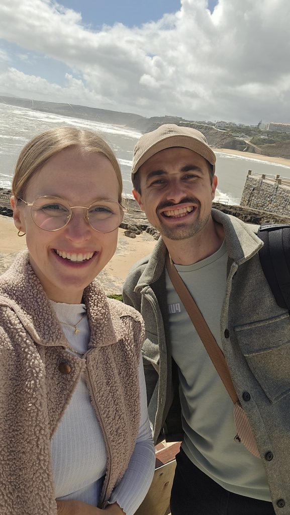 Lena und Philippe am Strand von Ericeira lächelnd