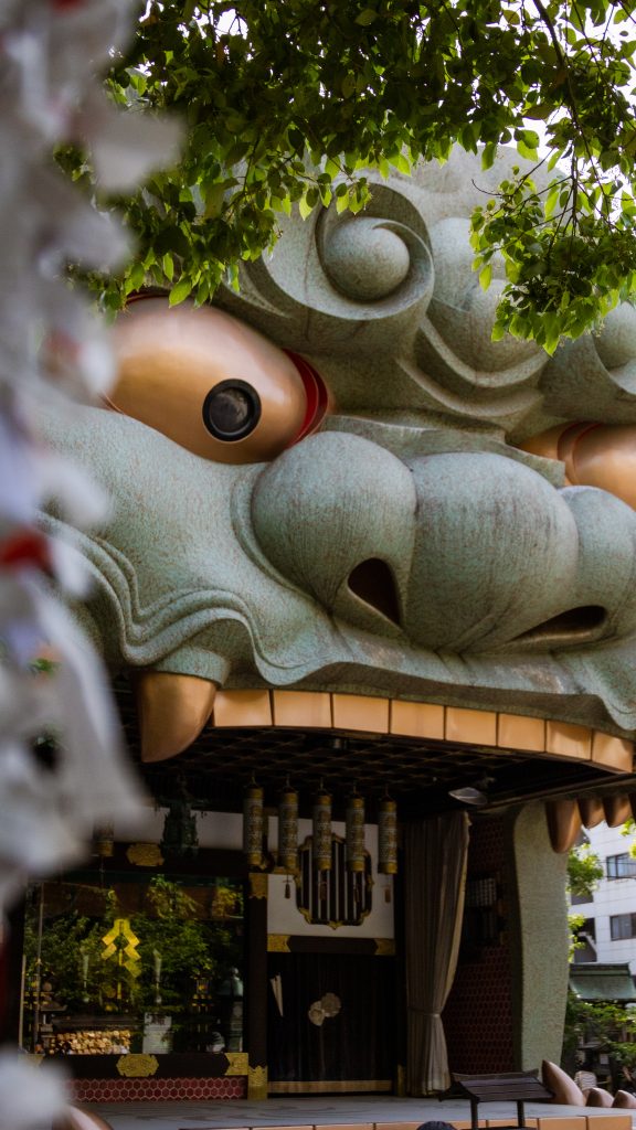 Namba Yasaka-Schrein in Form eines Löwenkopfes, Osaka, Japan