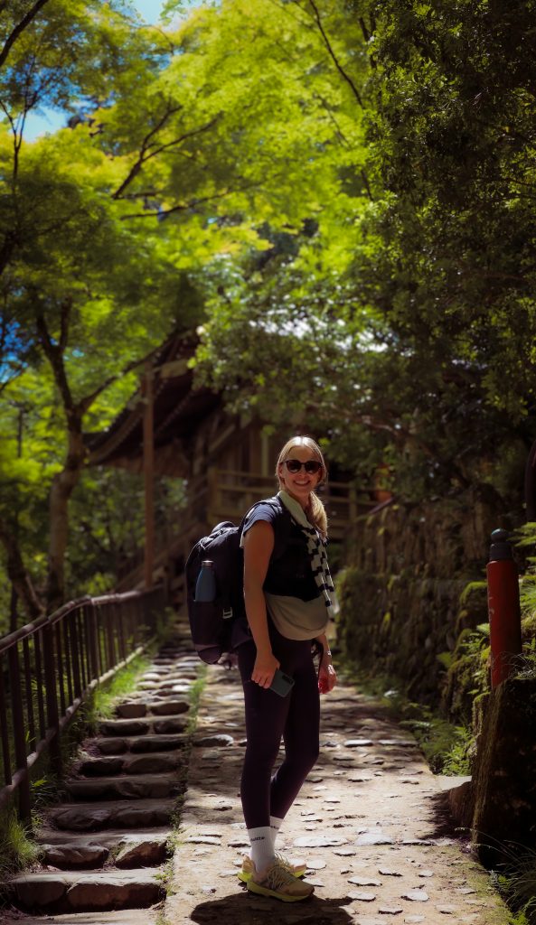 Lena im Otagi Nenbutsuji Temple in Kyoto, Japan