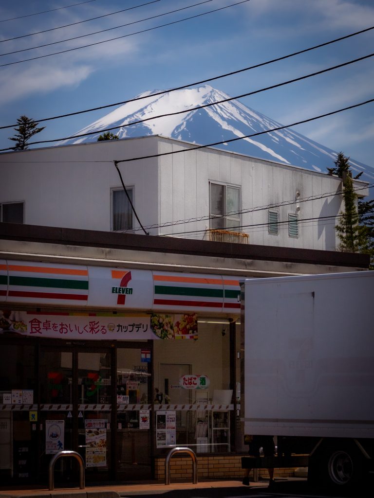 Fuji hinter dem 7Eleven, Mount Fuji, Japan