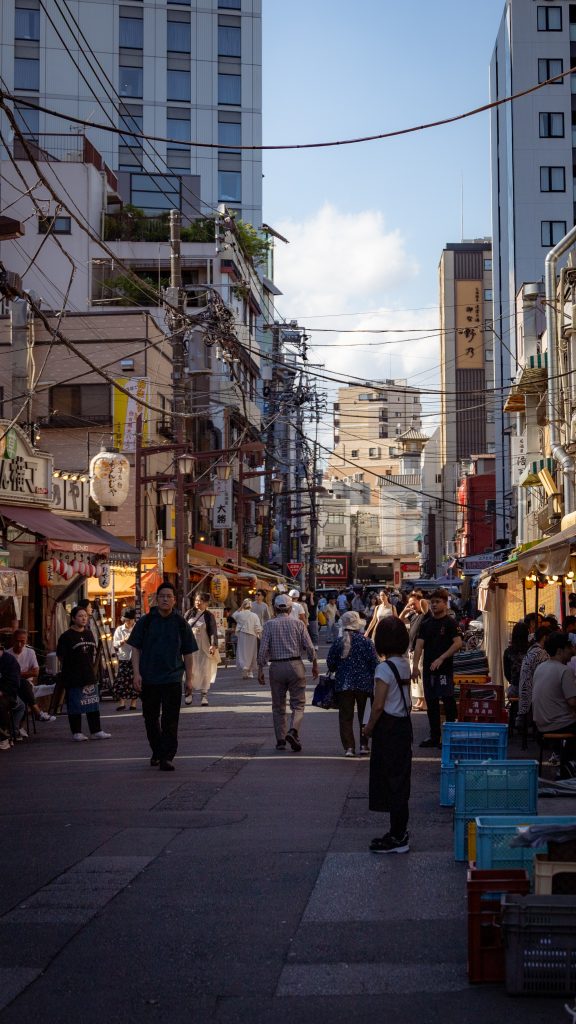 Treiben auf den Straßen im Asakusa Viertel.