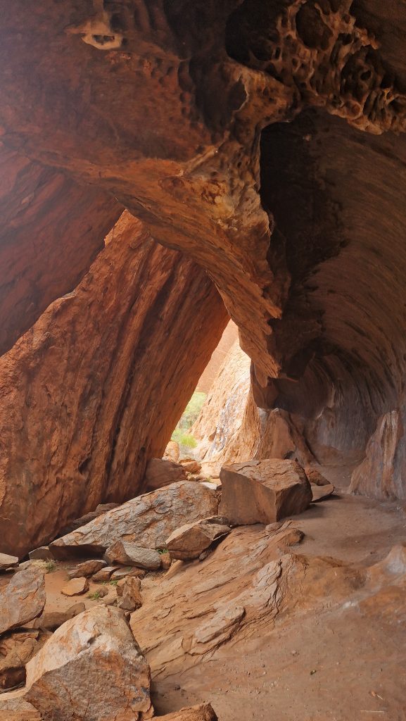 Höhlen auf dem Mala Walk, Uluru (Ayers Rock), Australien