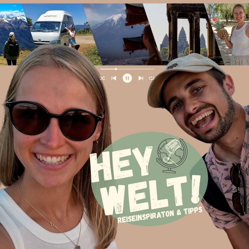 Hey Welt der Reisepodcast Titelbild. Lena und Philippe Lächeln. Im Hintergrund Bilder der Reisen: Philippe an der Steinküste NEuseelands, Lena lehnt an einem Campervan, Lena blickt auf den schneebedeckten Gipfel des Mount Fuji in Japan, Philippe vor den drei Türmen von Angkor Wat in Kambodscha