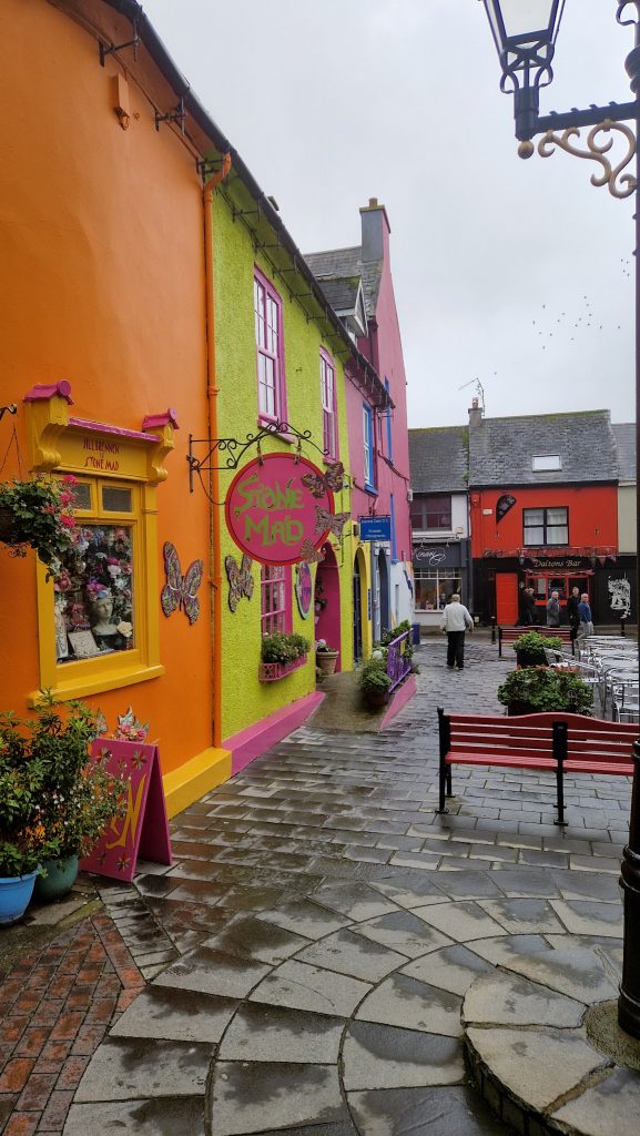 wunderschöne, bunte angestrichene Häuser in den Gassen der Stadt Kinsale