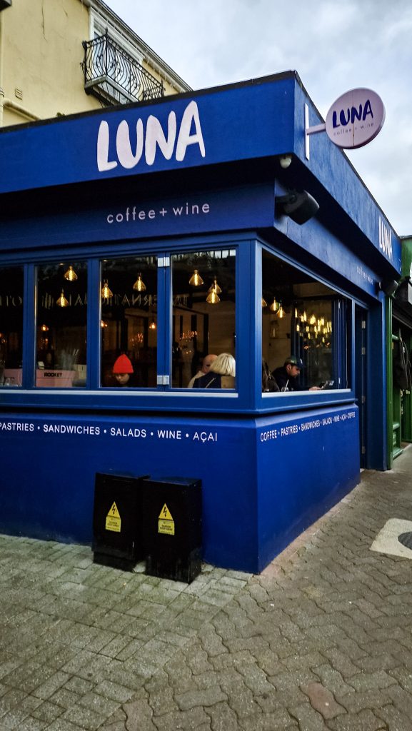 Der süße blaue Kaffeeladen Luna Coffee & Wine