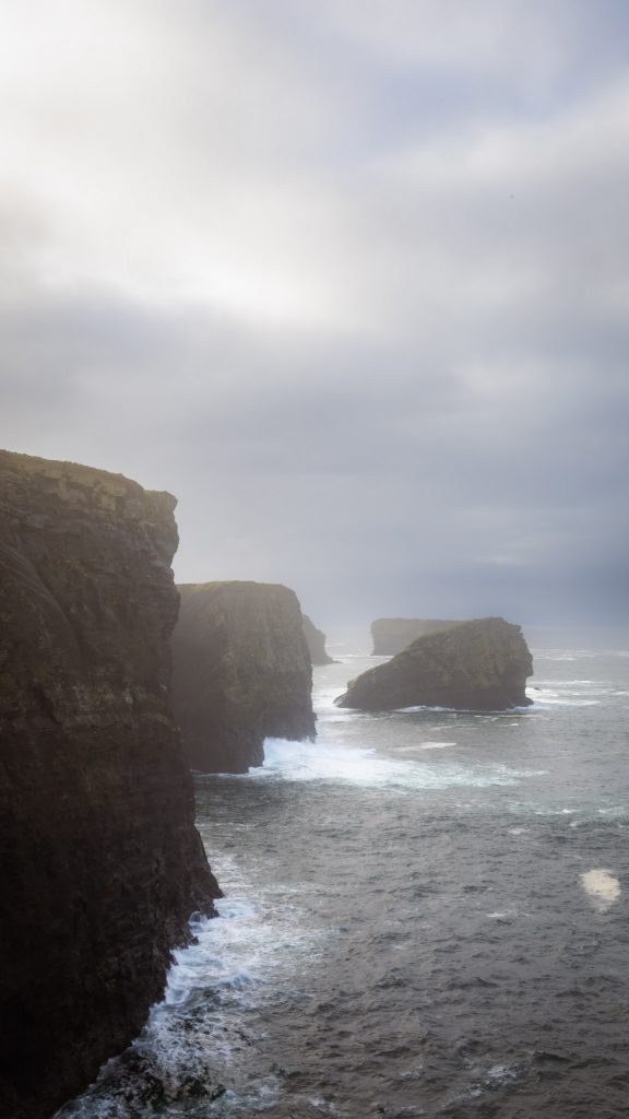 die rauen Klippen Kilkee Cliffs und der raue Atlantik