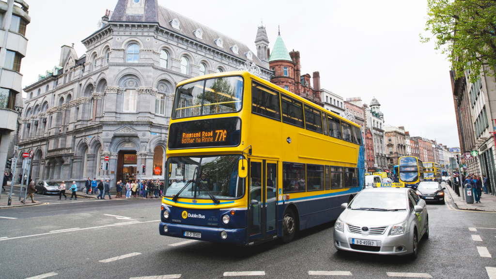 Gelber Bus auf der Straße Dublins