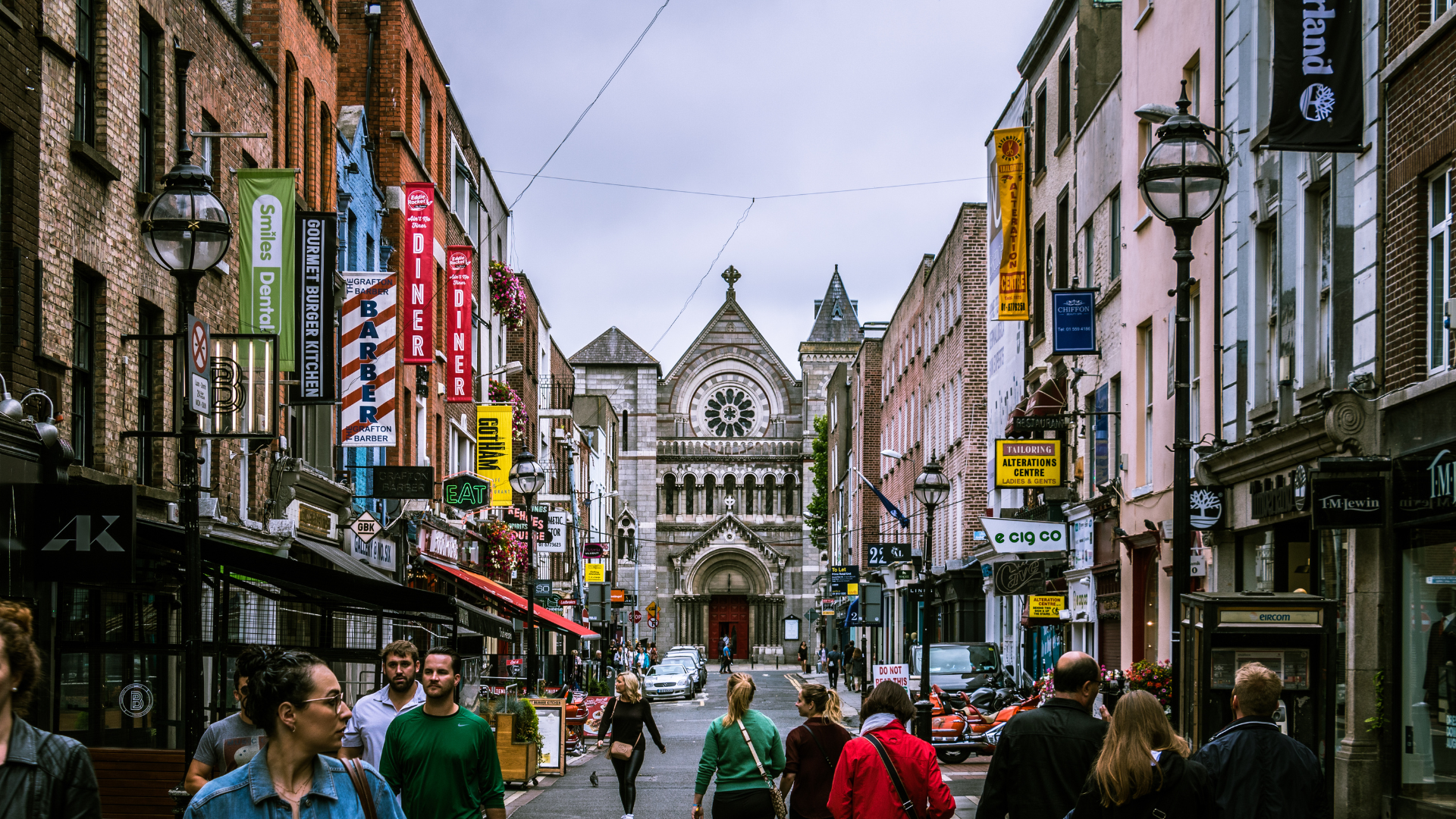 Die Grafton Street. Eine breite Straße, auf beiden Seiten gesäumt von Backsteingebäuden. Hey Welt! Reisepodcast und Blog Dublin
