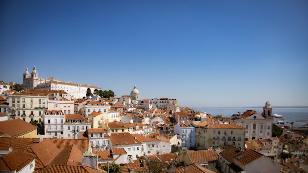 Blick über die orangen Dächer von Lissabon