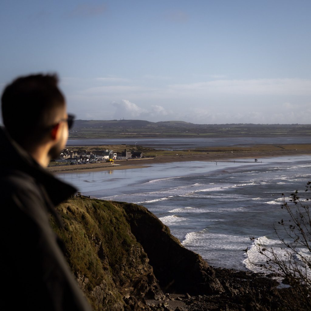 Blick auf den kilometerlangen Sandstrand von Tramore und den rauschenden Wellen des Atlantik