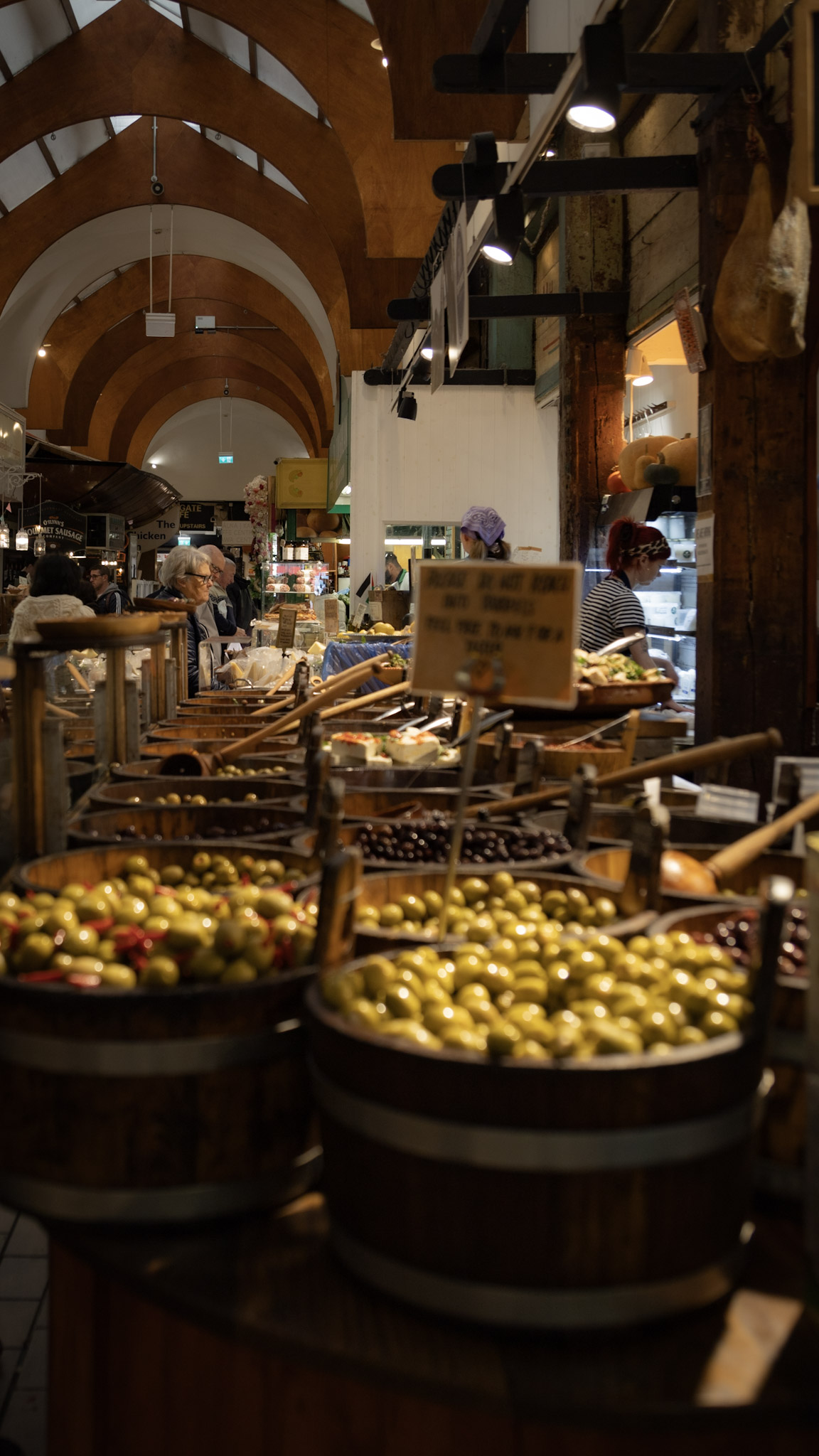 Blick auf Fassen voller Oliven im English Market in Cork