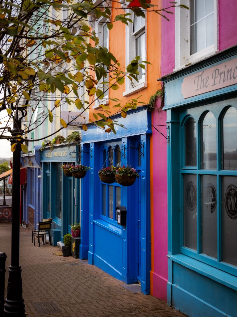 Blick auf die berühmten, bunten Häuserreihen von Café und Restaurants in Cobh