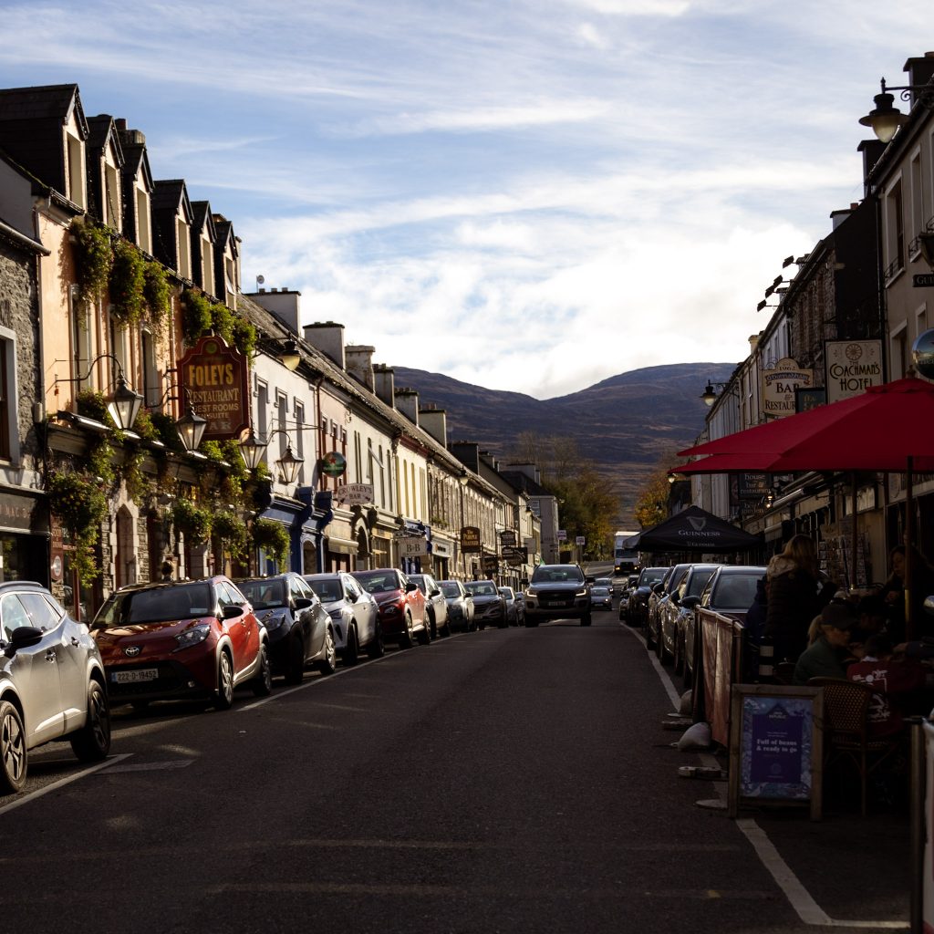 Blick auf eine Gasse des süßen irischen Kleinstädtchen Kenmare