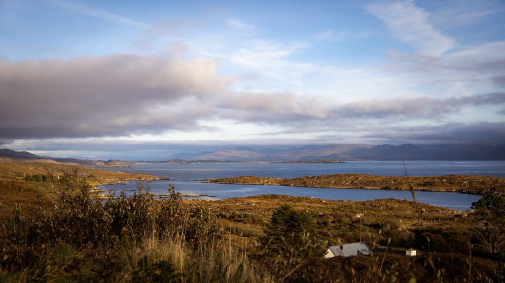 Blick auf die Landschaft Irlands und der Küstenlinie auf dem Ring of Kerry