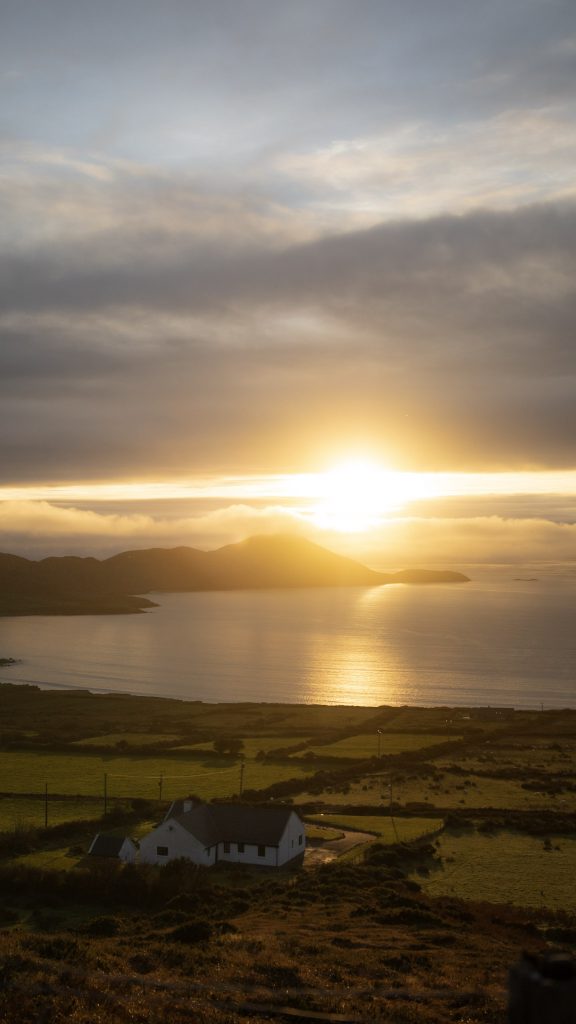Viewpoint Loher Stone Fort: atemberaubender Sonnenuntergang über der Landschaften und der Küste Irlands am Ring of Kerry
