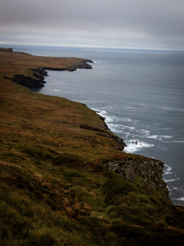 Blick auf die Geokaun Cliffs & Mountain und die gründe Landschaft auf Valentina Island