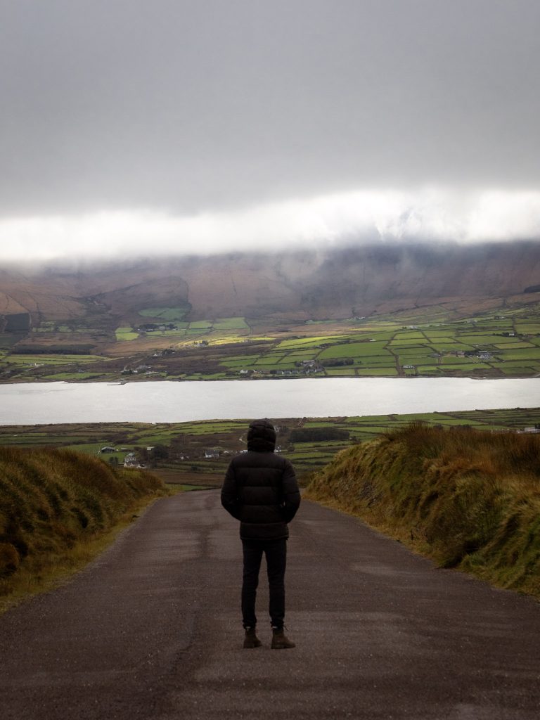 Blick von Valentina Island auf den Ort Portmagee und das grüne Festland Irlands