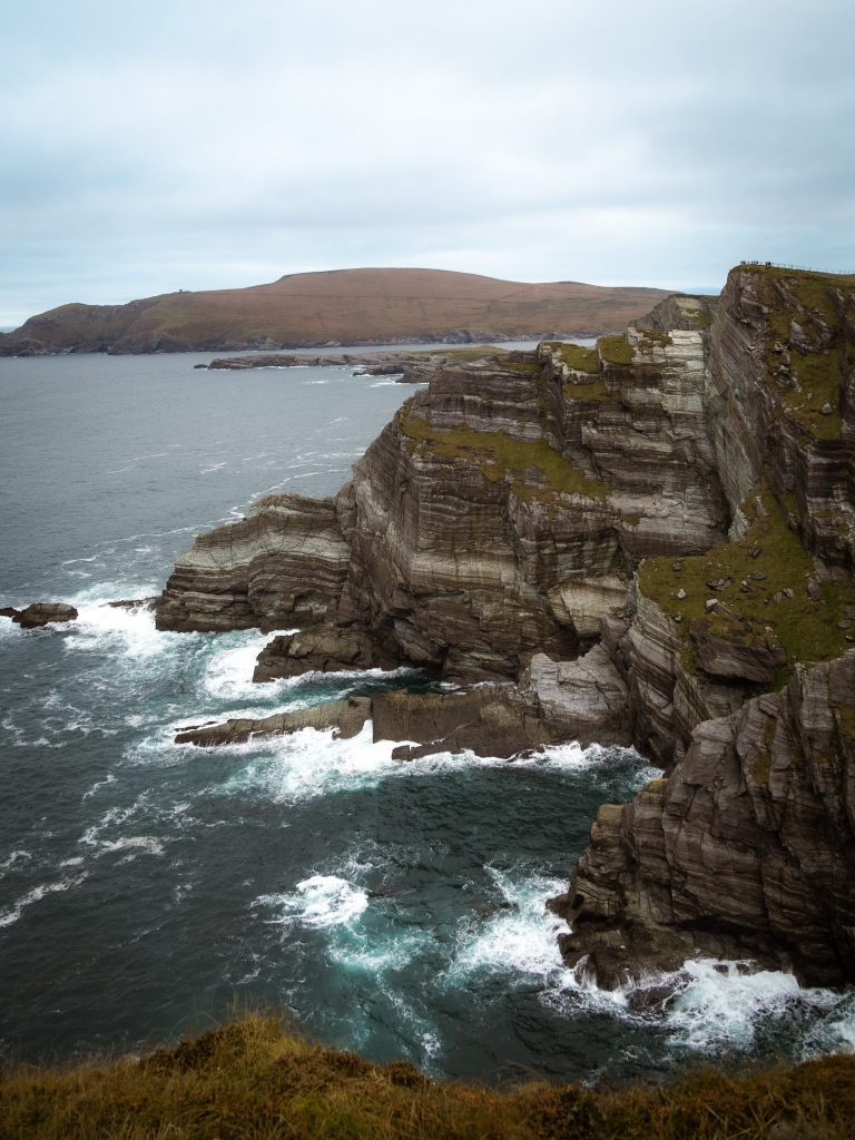 Blick auf die Kerry Cliffs: Die spektakulären, bis zu 300 Meter hohe Klippen