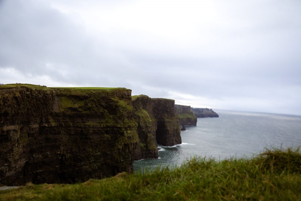 Die gewaltigen Klippen der Cliffs of Moher versehen mit saftig grünem irischen Gras
