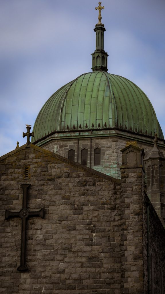 Kathedrale von Galway, eine beeindruckende Kirche mit Statuen, Mosaiken und Buntglas