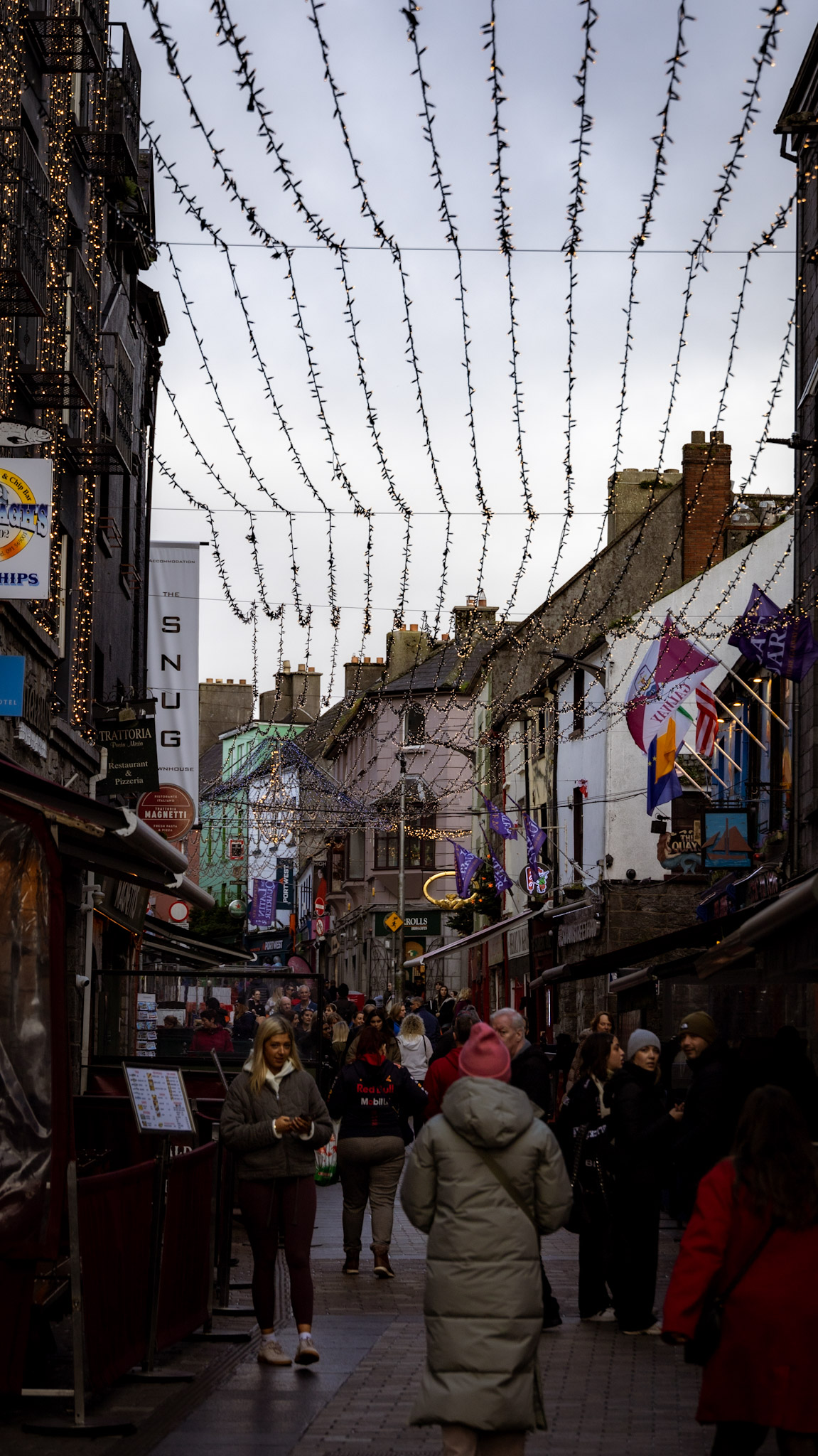 Blick auf die Gasse vom Latin Quarter in Galway, gesäumt von Cafés, Pubs und Geschäften