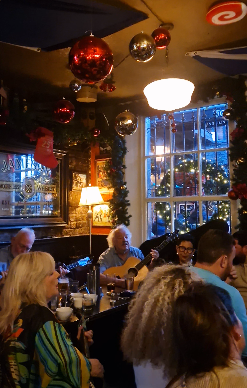 Weihnachtliche Girlanden und Schmuck im The Brazen Head Pub in Dublin.