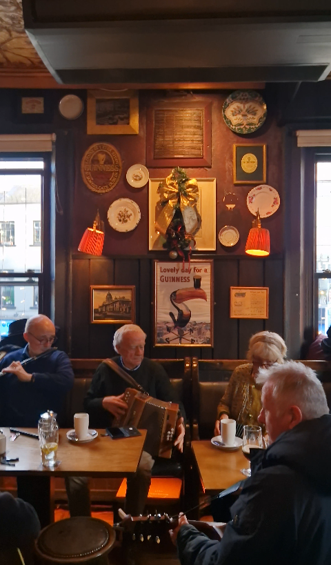 Vier ältere Personen spielen im Devitts Pub