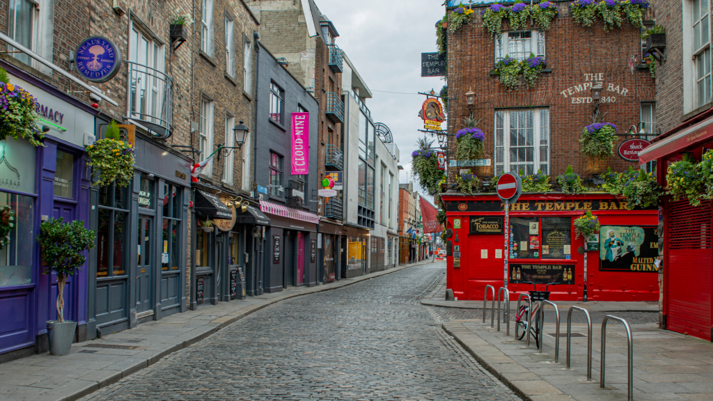 Kopfsteinpflaster Straße im Zentrum Dublins, An den Seiten Backsteingebäude.