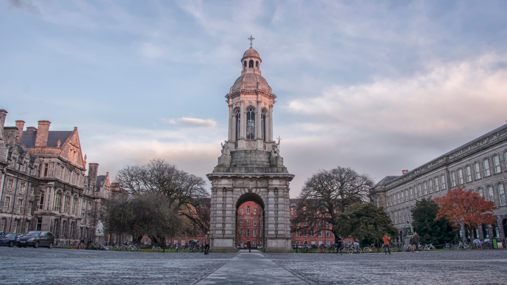 Im Zentrum des Front Square steht der Glockenturm Campanile. Er steht auf vier Säulen, hat Rundbögen und ist mit dekorativen Elementen wie kleinen Figuren und Ornamenten verziert. Oben endet er in einer eleganten Kuppel mit einem Kreuz.