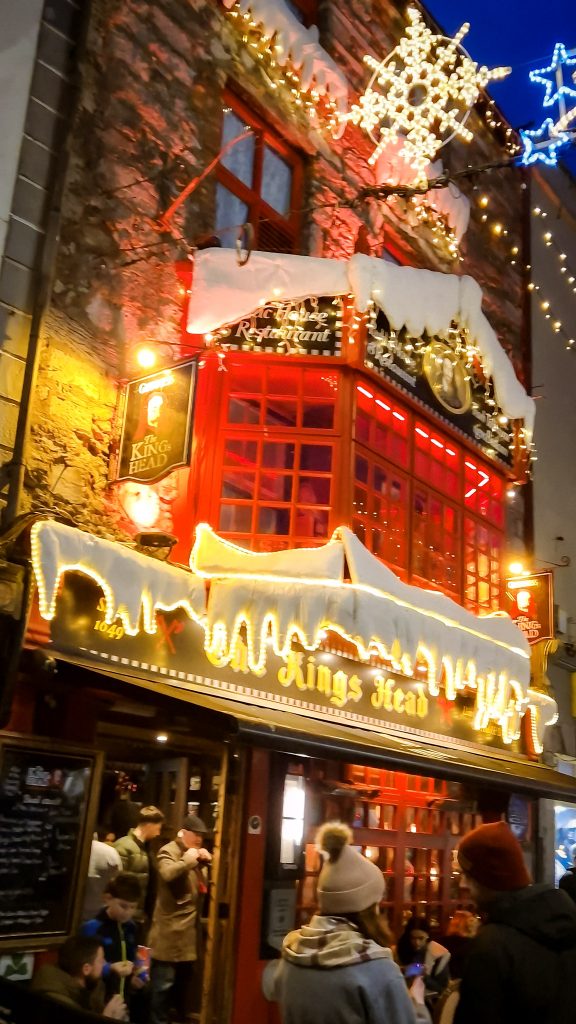 weihnachtlich geschmückter Pub in den Straßen von Galway