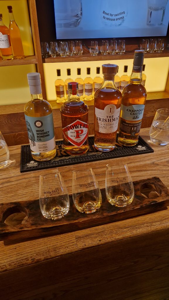 vier Verschiedene Whiskey Sorten in Flaschen