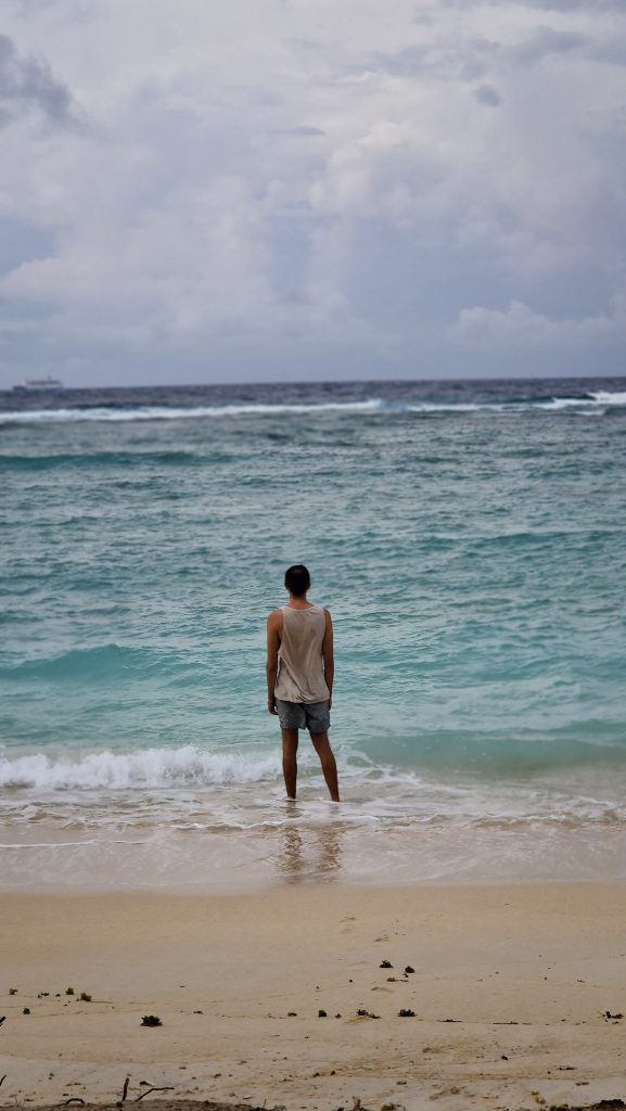 Philippe steht im glasklarem Wasser 