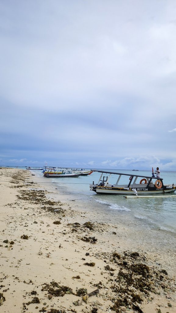 lokale Boote im Wasser von Gili Meno