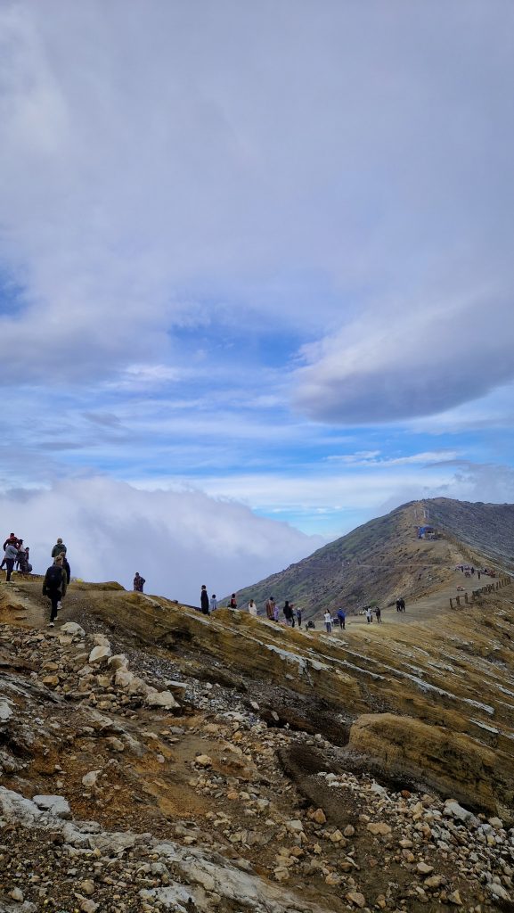 Blick auf den Kraterrand vom Ijen Vulkan