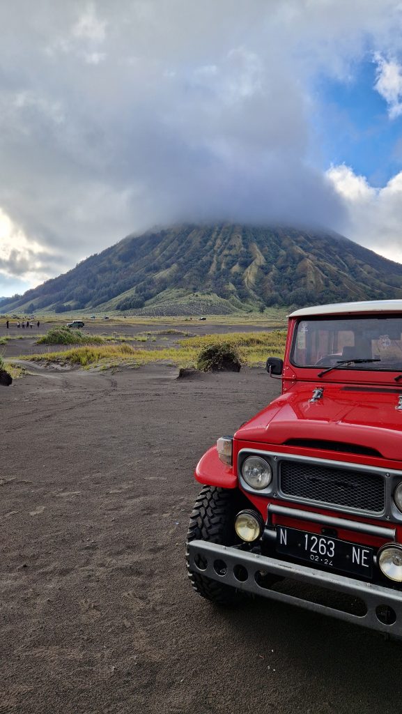 ein roter Jeep im Nationalpark vor dem Bromo Vulkan