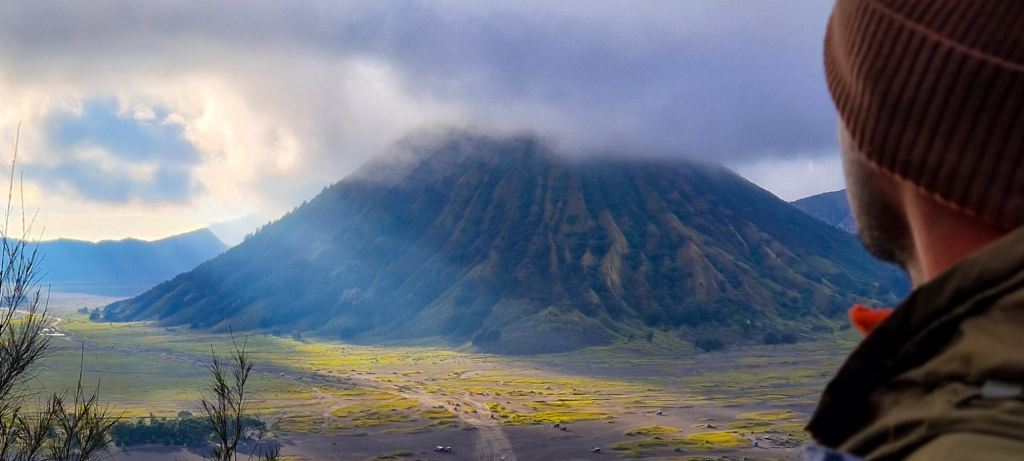 Blick auf den Vulkan Brato im Bromo Tengger Semeru National Park in Java, Indonesien