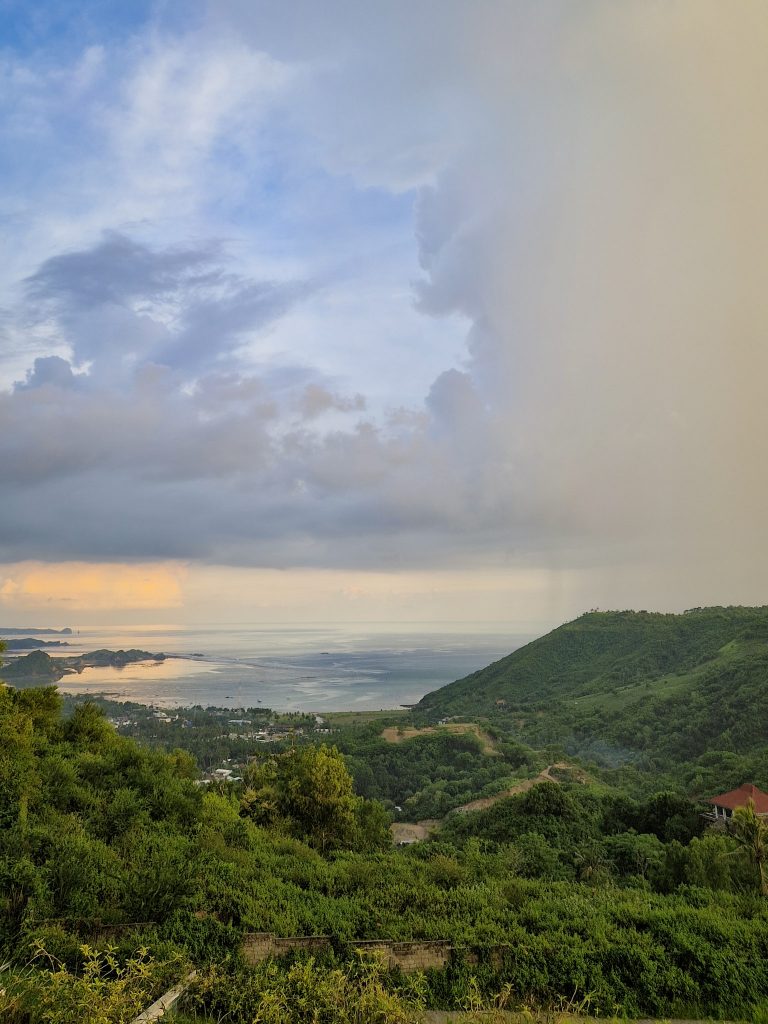 Blick über die grüne Landschaft von Lombok und die Bucht von Kuta