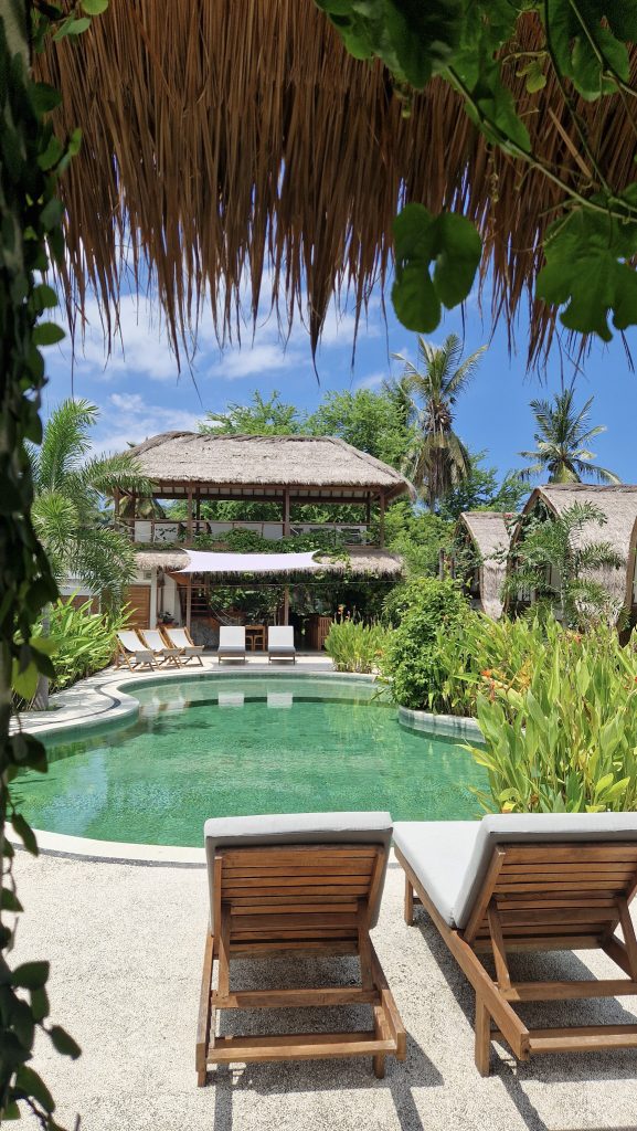 Blick auf den Pool und die Außenanlage der Unterkunft Driftwood in Selong