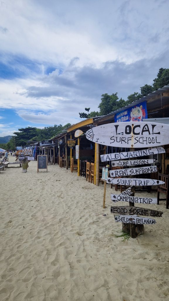 Surfschulen am Strand von Selong Belanak