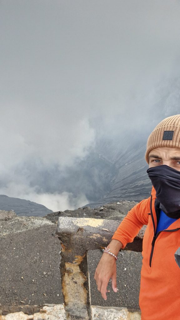 Blick in den dampfenden, brodelnden Vulkan Krater vom Mount Bromo