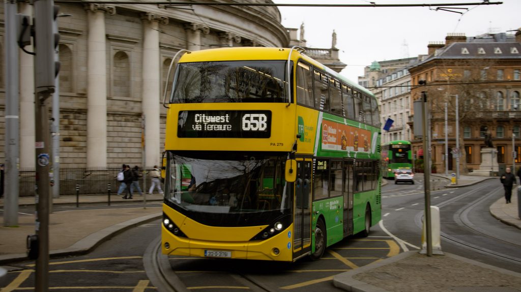 Gelber Bus in den Straßen von Dublin