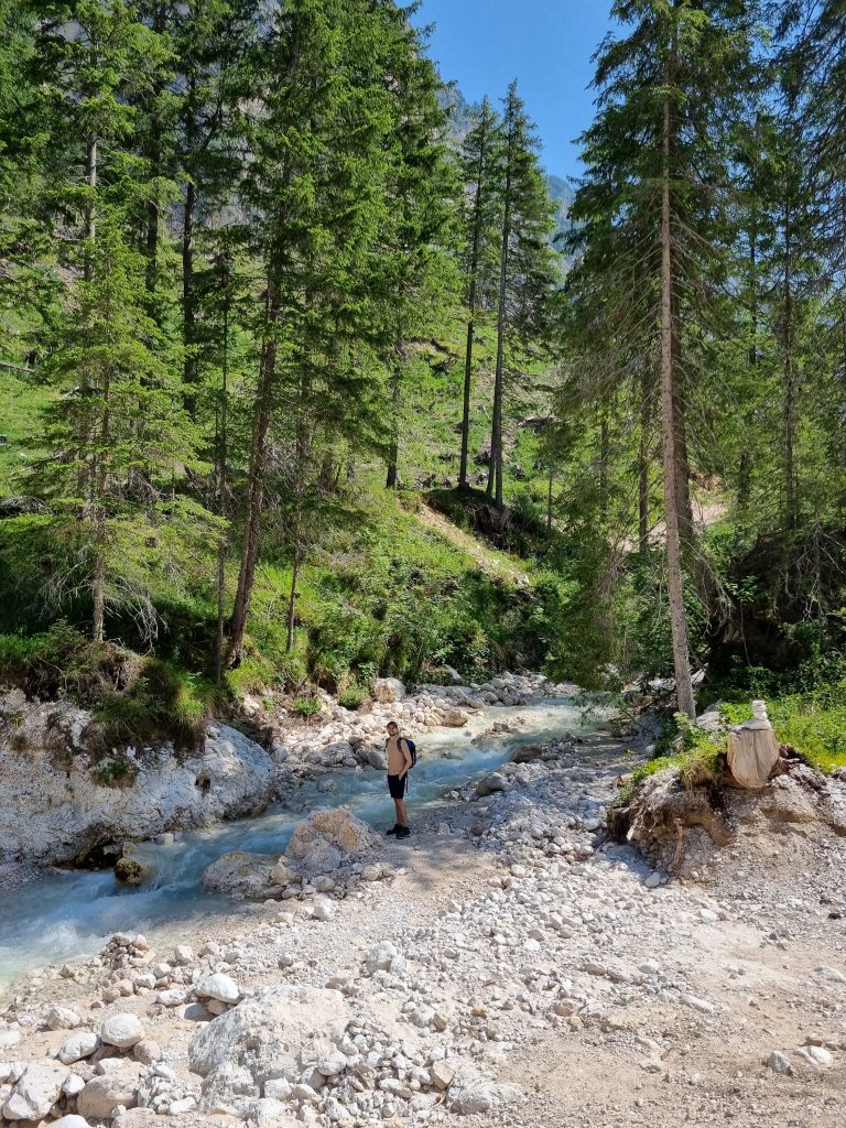 Philippe an einem klaren Gebirgsbach im Tschamintal