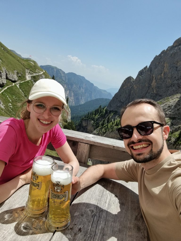 Lena und Philippe glücklich angekommen auf der Grasleitenhütte  mit einem Radler