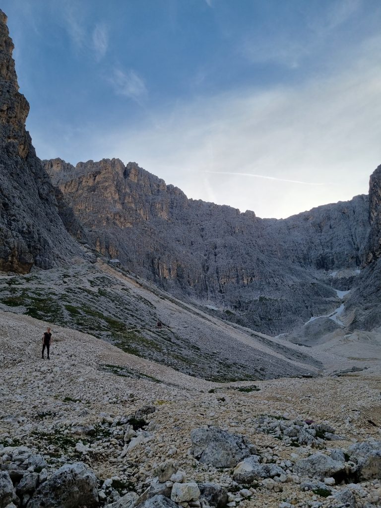 Die Mondlandschaft des Grasleitenkessels besteht aus Geröll und steilen Felswänden